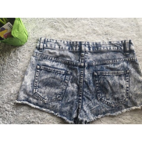 F21 distressed jean shorts - Picture 3 of 4